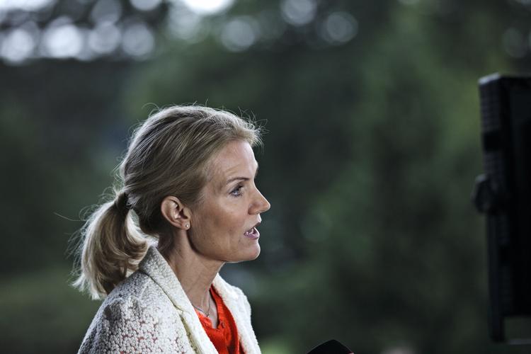 Sikkert. Vi fastholder selvfølgelig den ansvarlige linje i forhold til den økonomiske politik, siger Thorning på Socialdemokraternes gruppemøde. 