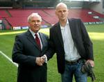 VELKOMMEN. I 2006 var det Flemming Østergaard, der bød Ståle Solbakken velkommen som træner i klubben. 