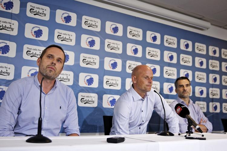 FORFRA. Efter to point i de første fem kampe skal Ståle Solbakken sikre sportchefen Carsten V. Jensen (tv.) og direktøren Anders Hørsholt (th.) den første sejr i denne sæson. 