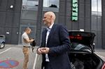 REDNINGSMAND. Sammen med sin agent, den tidligere FCK-spiller Bjarne Goldbæk (i baggrunden) ankom Ståle Solbakken til pressemødet på sin tidligere og nu kommende hjemmebane. 