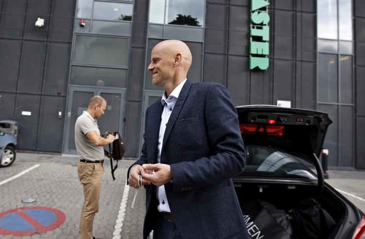 REDNINGSMAND. Sammen med sin agent, den tidligere FCK-spiller Bjarne Goldbæk (i baggrunden) ankom Ståle Solbakken til pressemødet på sin tidligere og nu kommende hjemmebane. 