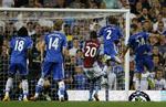 SEJRSMÅLET. Efter at have været involveret i en voldsom nærkamp med Benteke tidligere i kampen blev Branislav Ivanovic matchvinder for Chelsea mod Aston Villa. 