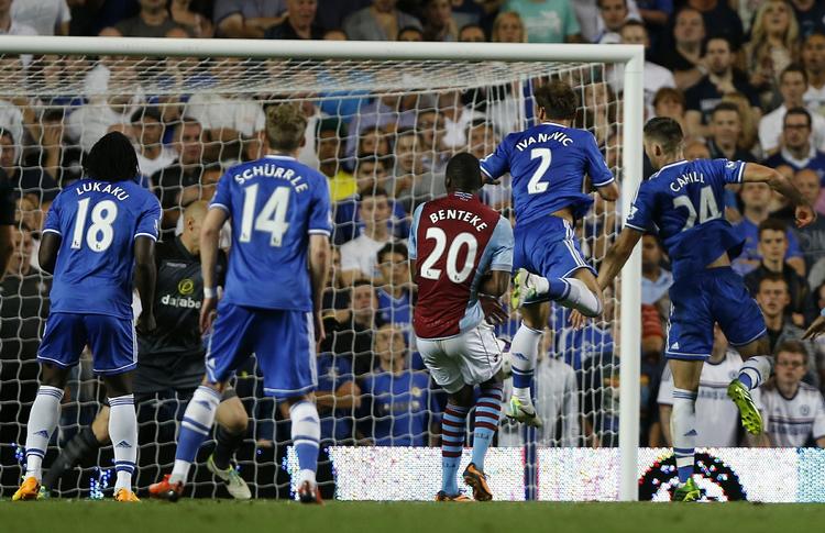 SEJRSMÅLET. Efter at have været involveret i en voldsom nærkamp med Benteke tidligere i kampen blev Branislav Ivanovic matchvinder for Chelsea mod Aston Villa. 