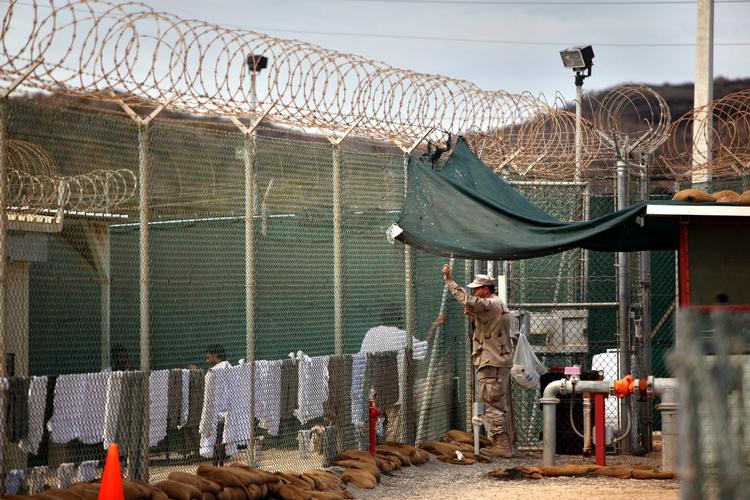 LÆSNING. En forsvarsadvokat hævder, at en fangevogter på Guantanamo-basen har forsynet en terrormistænkt med den erotiske roman 'Fifty Shades of Grey'. Arkivfoto: 