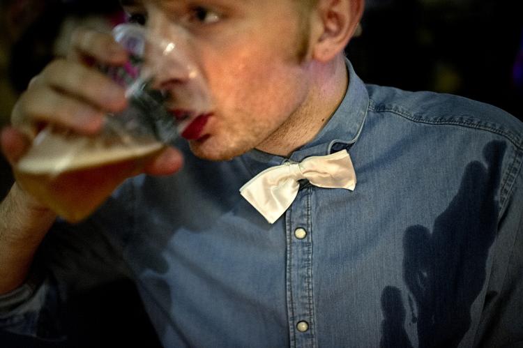tørke. Carlsbergs fadølslager er tomt, efter at 130 tapperiassistenter i Fredericia har strejket siden i sidste uge. 
