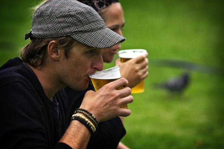øltørke. Det er fadølsforsyningerne fra Carlsberg, som bliver berørt af strejken på bryggeriet i Fredericia. Bryggeriet er løbet tør og forsøger nu at kompensere med leverancer fra udlandet. 