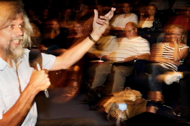 Fotograf Jacob Holdt fortalte om Stephen Schwartz' russiskjødiske baggrund. I baggrunden i hvid trøje ses Schwartz' samarbejdspartner, lydentusiasten Henrik Olsen. 