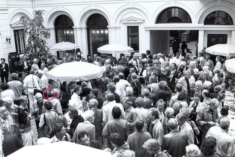 Mængden. Hvert år holder forlaget Gyldendal sin traditionsrige efterårsreception i gården. I sin nye bog beretter forfatteren Nielsen, som nu skriver under sit alter ego Claus Beck-Nielsen, om forfattermiljøet med 12 både spydige og kærlige portrætter af 12 kollegaer. 