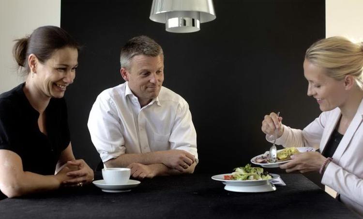 Saltjagten. Malene og Jacob Hesselballe ser til, mens Hjerteforeningens diætist Hanne Skov viser, hvordan hun analyserer familiens måltider. Her er hun i gang med aftensmaden. 