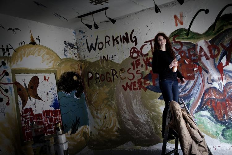 Ophørt. Gallerist og maler Ida Martin er en af de mange kunstnere, der har brugt lokalerne på Lærkevej til at male og udstille sine billeder. Det er nu ikke længere en mulighed. Bolsjefabrikken på Lærkevej lukker til september (arkiv) 