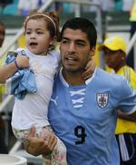 bliver. Luis Suarez med datteren på armen før en kamp for Uruguay ved Confederations Cup. 