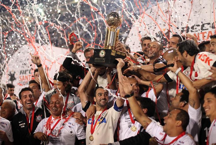 ydmyget. Danilo fra Corinthians (midt) holder trofæet i vejret efter sejren i juli over Sao Paulo i finalen i Recopa Sudamericana. 