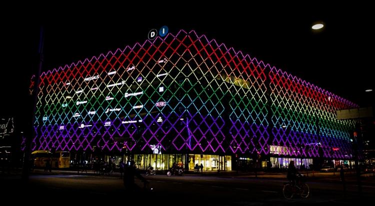 LYSSHOW. Industriens Hus er i disse dage pyntet særligt op. 