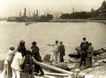 Fødselar. Her ses brygger Carl Jacobsen og skulptør Edvard Eriksen 23. august 1913 under placeringen af Den Lille Havfrue ved Langelinie Kaj. 100-årsdagen fejres fredag sammesteds - og på Carlsberg. 