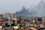 syrien. Bombardement af det vestlige Damaskus i går torsdag. Det syriske styre har også angrebet mål i forstæderne til det østlige Damaskus, og det er her, at over 100 personer ifølge oprørerne blev dræbt ved et angreb med kemiske våben for to dage siden. Styret afviser anklagerne. 