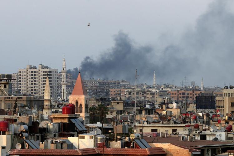 syrien. Bombardement af det vestlige Damaskus i går torsdag. Det syriske styre har også angrebet mål i forstæderne til det østlige Damaskus, og det er her, at over 100 personer ifølge oprørerne blev dræbt ved et angreb med kemiske våben for to dage siden. Styret afviser anklagerne. 
