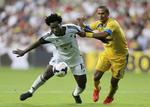 5-1. Swansea Citys rekordindkøb, Wilfred Bony (tv), scorede igen i storsejren mod Petrolul Ploiesti. 