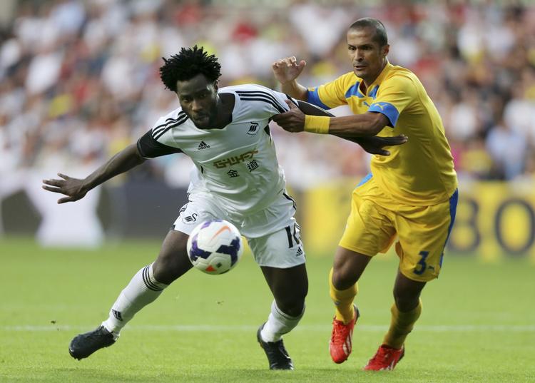 5-1. Swansea Citys rekordindkøb, Wilfred Bony (tv), scorede igen i storsejren mod Petrolul Ploiesti. 