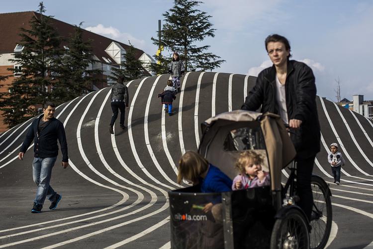 ansvar. Superkilen på Nørrebro er et eksempel på Superflex' måde at engagere sig i samfundet på. 