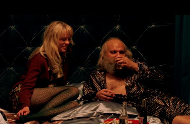 Film. Pilou Asbæk gør det ud for excentrikeren Simon Spies i ny, dansk film. Her ses han med en af sine mange, kvindelige bekendtskaber. 