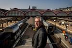 Transport. Her står Hans Christian Scmidt på Hovedbanegården for det skandaleramte DSB, der også var udskældt under hans tid som transportminister. 
