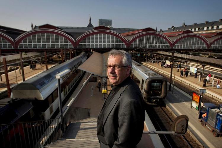 Transport. Her står Hans Christian Scmidt på Hovedbanegården for det skandaleramte DSB, der også var udskældt under hans tid som transportminister. 