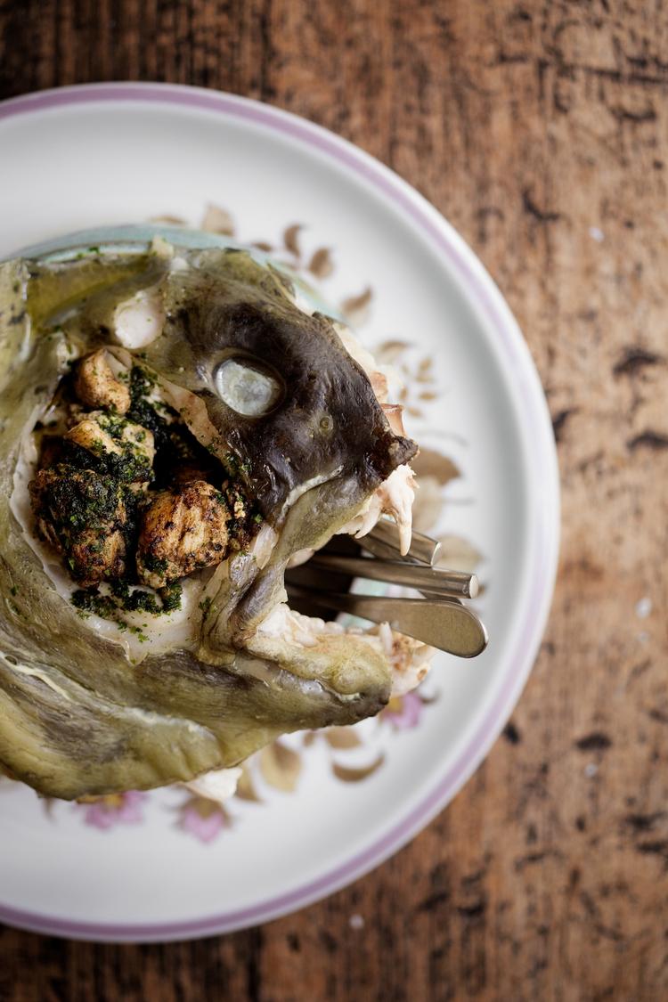 Trendy. Lige nu er det fiskehoveder, der er det nye naturlige. Der hvor vi kommer allertættest på. For eksempel kan man få havkattekind på Bror. 