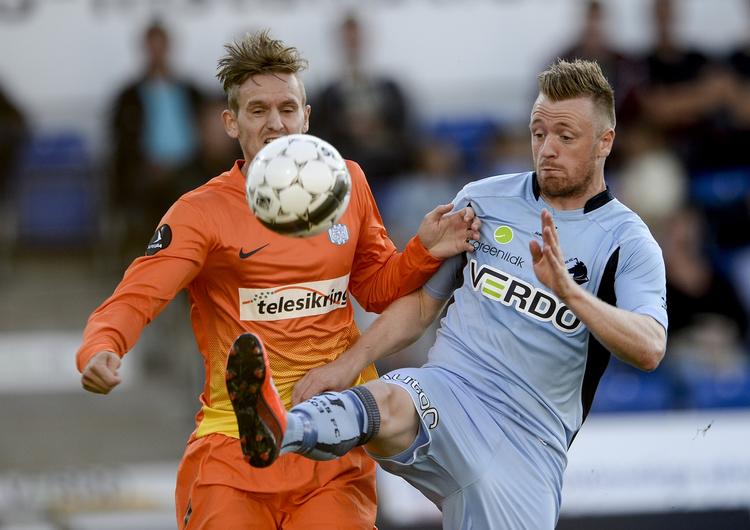 Duel. Kian Hansen, Esbjerg (EFB). og Ronnie Schwartz Randers FC. 