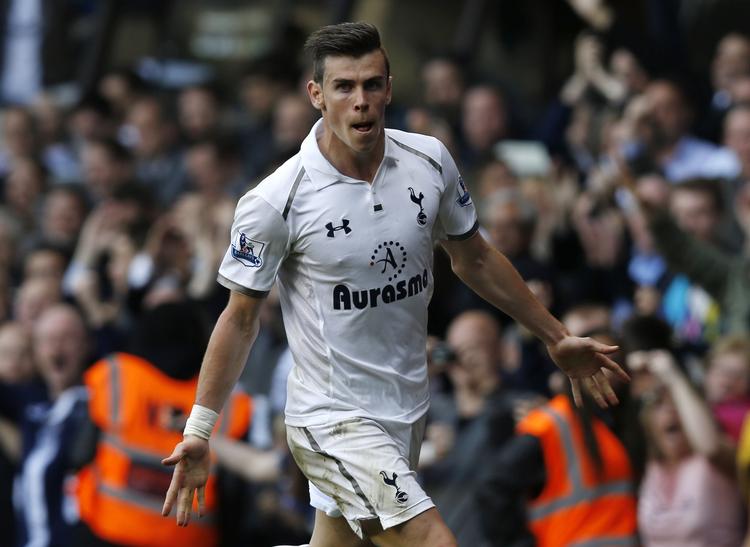 VERDENSSTJERNE. Gareth Bale skifter Tottenhams hvide trøje ud med Real Madrids ditto. 
