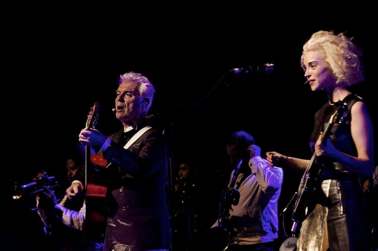 lystig duo. David Byrne og Annie Clark forvandlede deres albumunivers til et charmerende liveshow. 