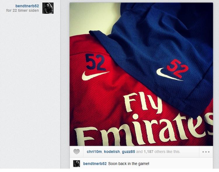 melding. Nicklas Bendtner har smidt et billede af en Arsenal-dragt ud på den sociale nettjeneste instagram med kommentaren om, at han er klar til kamp. 