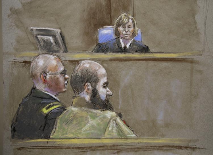 MILITÆRDOMSTOL. Nidal Malik Hasan portrætteret af en tegner under retssagen om massakren på Fort Hood-kasernen. 