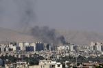 Syrien. I modsætning til invasionen af Irak er USA nu forhippet på at have et folkeretsligt grundlag for handlen. Det udstiller selektiviteten bag de 'humanitære interventioner', skriver Leila Stockmarr. På billedet røg fra et bombardement af en forstad til Damaskus fredag. 