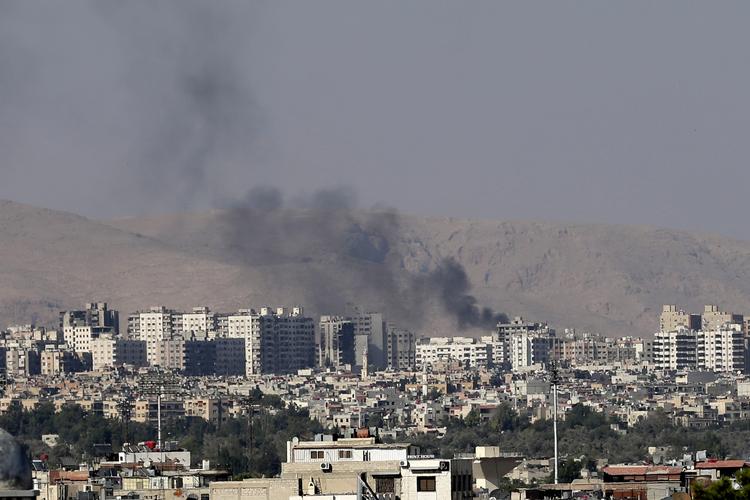 Syrien. I modsætning til invasionen af Irak er USA nu forhippet på at have et folkeretsligt grundlag for handlen. Det udstiller selektiviteten bag de 'humanitære interventioner', skriver Leila Stockmarr. På billedet røg fra et bombardement af en forstad til Damaskus fredag. 