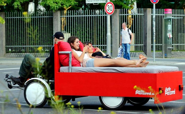 Bettbike. I Berlin tilbyder iværksætteren Richard Eckes firma turisterne at opleve den tyske hovedstad på langs i denne 'bettbike' - en nyopfunden version af en rickshaw. 