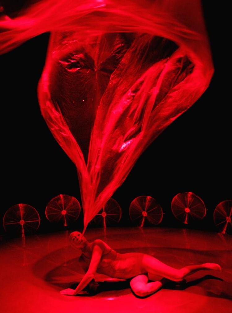 DUEL. Det er en kamp med tornadoer af hvirvlende plastik, når Phia Ménard som monstrøs lag på lag-skabning forsøger at komme til sig selv. 