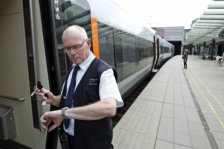 Afgang. Bølgen af sygemeldinger blandt personalet på Kystbanen kommer i kølvandet på, at Transportministeriet før sommer besluttede, at togene på strækningen fra december skal være enmandsbetjente. - Arkivfoto: 