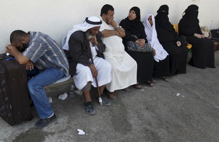 Strandet. Egypten har i dag genåbnet grænseovergangen til Gazastriben, efter at den har været lukket i fire dage. Det giver folk, der er strandet ved grænsen, mulighed for at bevæge sig ind og ud af det palæstinensiske territorium, som er kontrolleret af Hamas-bevægelsen. - Arkivfoto: 