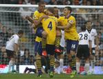 Yes. Arsenals Lukas Podolski (til venstre) jubler over sin scoring. - Foto: 