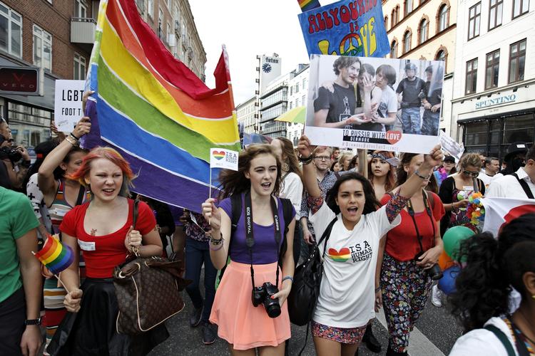 Stolthed. Cirka 20.000 mennesker deltog i paraden for homoseksuelles rettigheder i dag, som endte med taler og fest på Rådhuspladsen i København. 