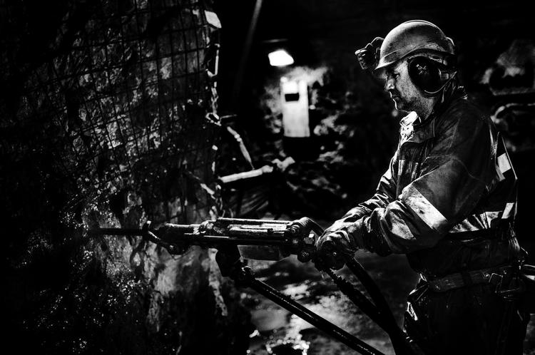 Åreladning. Guldminen i Nalunaq var et af Grønlands økonomiske håb, da den åbnede i 2004. I dag drives den for lånte penge, og Grønland ser sig om efter andre indtægtskilder. 