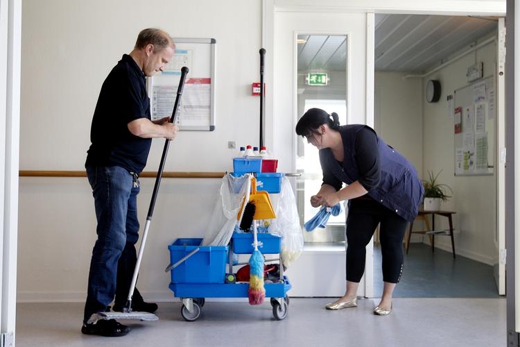 Jobrotation. Jan skal vikardække for Karina som rengøringsassistent, når hun snart skal på kursus. 