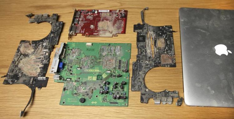 Megabidder. På denne forhenværende harddisk lå en masse materiale fra Edward Snowden, som de britiske efterretningstjenester enten ville have udleveret eller ødelagt. Det endte med en vinkelsliber. Foto: The Guardian 