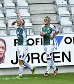 1-0. Et straffespark, udnyttet af Thomas Dalgaard (tv.), åbnede scoringen i Viborg. 