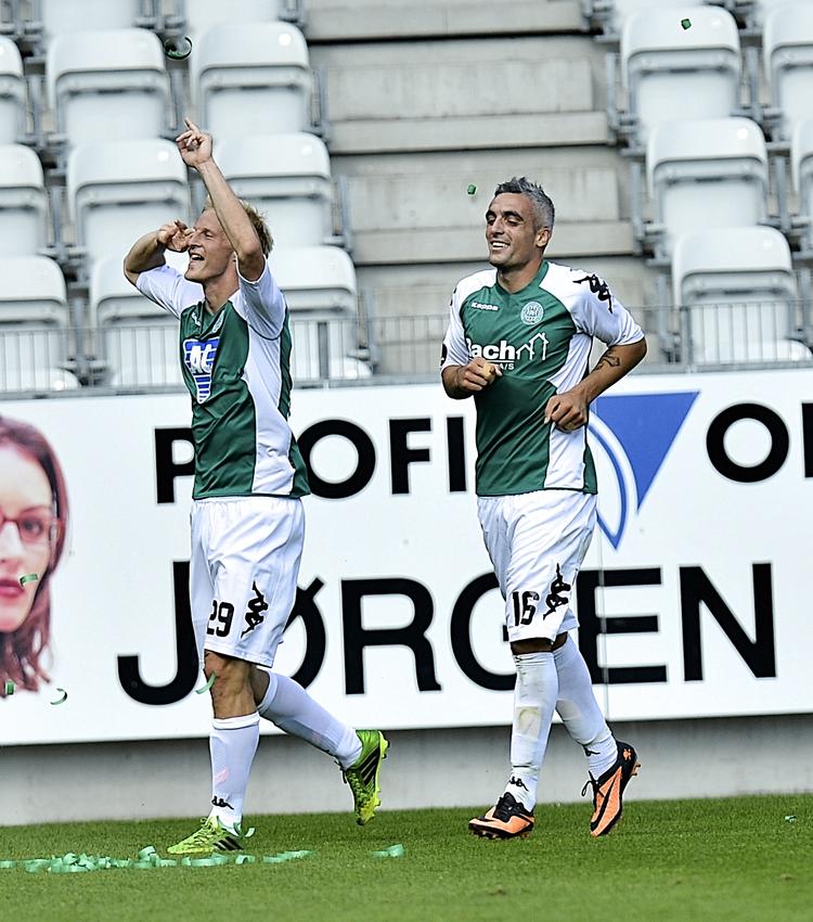 1-0. Et straffespark, udnyttet af Thomas Dalgaard (tv.), åbnede scoringen i Viborg. 
