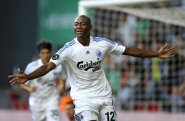 DEBUTANT. I det sjette minut scorede Fanendo Adi sit første mål for FCK. 