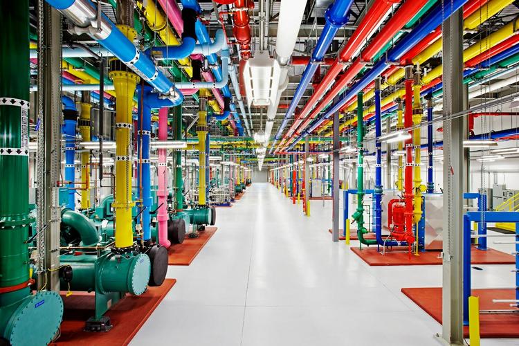 Data. Det er umuligt at komme i en åben debat med virksomheder som Google og Facebook, der regulerer og påvirker milliarder af menneskers kommunikation. Her ses et Google data-center fra Douglas County. 