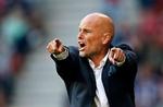 FREMAD. Selv om Ståle Solbakken ville have FCK frem på banen, skal der stadig passes på bagude. Det forsømte hans hold i dag i Parken. 