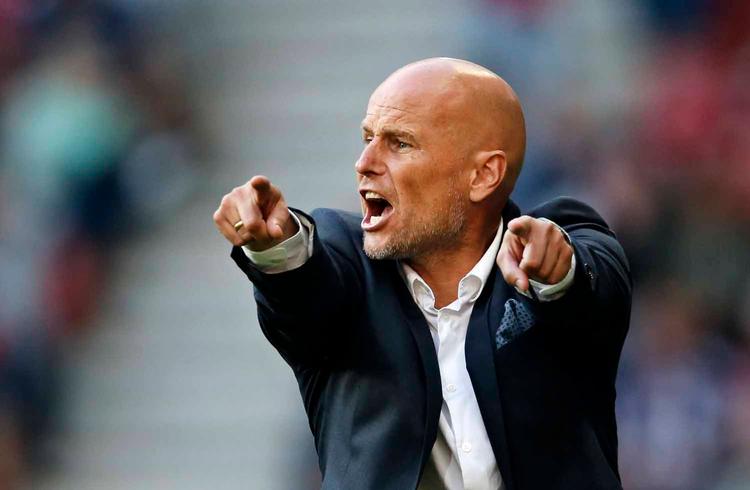 FREMAD. Selv om Ståle Solbakken ville have FCK frem på banen, skal der stadig passes på bagude. Det forsømte hans hold i dag i Parken. 