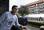 tilfreds. 24-årige Frederik Bjørnsen er en af de unge, som allerede er flyttet ind i en lejlighed blandt mange ældre i Nørrebro Vænge. Det er han godt tilfreds med, selv om han syntes, det var mærkeligt i starten. 